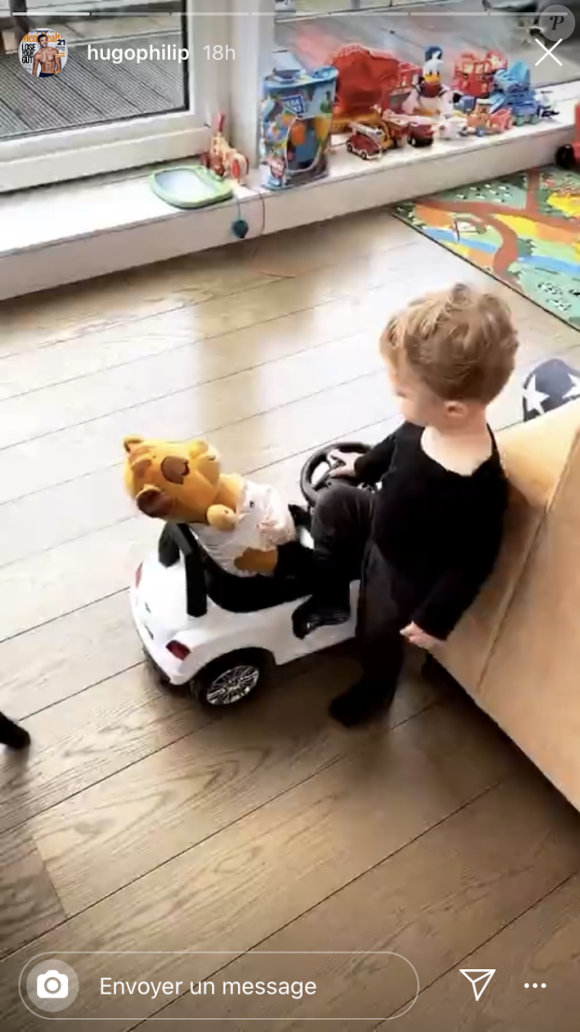 Marlon filmé par son père Hugo Philip joue avec sa peluche Simba. Janvier 2020.