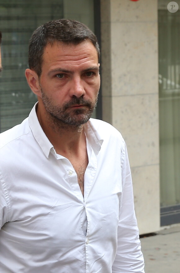 Exclusif - Jérôme Kerviel va se faire enlever son bracelet électronique au Service pénitentiaire d'insertion et de probation (SPIP) au 12 rue Charles Fourier, dans le 13ème arrondissement à Paris, le 26 juin 2015.