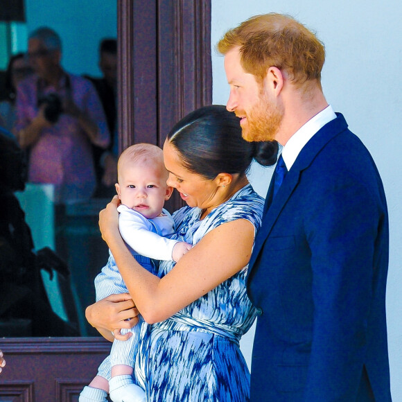 Le prince Harry et Meghan Markle présentent leur fils Archie à Desmond Tutu à Cape Town, Afrique du Sud le 25 septembre 2019.