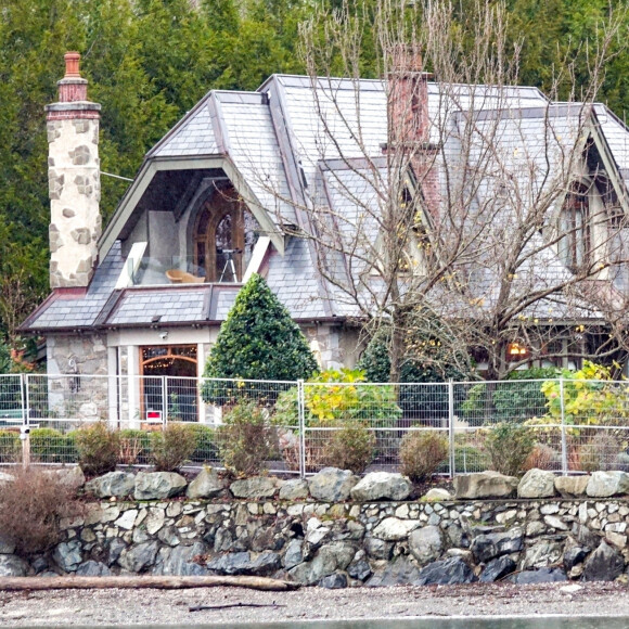 Exclusif - Illustration du manoir de 14 millions de dollars au bord de l'eau à North Saanich sur l'île Victoria au Canada où le prince Harry, sa femme Meghan Markle et leur bébé Archie passent les vacances de Noël et du nouvel an. Le couple aurait été rejoint par la maman de Meghan, Doria. Le manoir appartiendrait à un millionnaire russe anonyme. Le manoir de 2005 est d'inspiration française et donne sur l'inlet Saanich. Des gardes et des caméras de sécurité entourent la propriété, les gardes sont logés dans la maison d'hôtes du domaine. Il y a deux canoës sur le terrain et une nouvelle clôture a été érigée. Harry et Meghan ont essayé de réserver un repas au restaurant The Chalet mais le propriétaire Pierre Koffel a refusé pour des raisons de sécurité. Ils auraient dîné au Brentwood Bay Resort pour Noël. Le couple s'est promené dans le parc voisin également illustré.