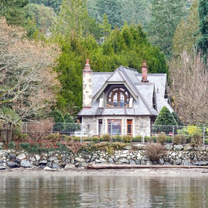 Exclusif - Illustration du manoir de 14 millions de dollars au bord de l'eau à North Saanich sur l'île Victoria au Canada où le prince Harry, sa femme Meghan Markle et leur bébé Archie passent les vacances de Noël et du nouvel an. Le couple aurait été rejoint par la maman de Meghan, Doria. Le manoir appartiendrait à un millionnaire russe anonyme. Le manoir de 2005 est d'inspiration française et donne sur l'inlet Saanich. Des gardes et des caméras de sécurité entourent la propriété, les gardes sont logés dans la maison d'hôtes du domaine. Il y a deux canoës sur le terrain et une nouvelle clôture a été érigée. Harry et Meghan ont essayé de réserver un repas au restaurant The Chalet mais le propriétaire Pierre Koffel a refusé pour des raisons de sécurité. Ils auraient dîné au Brentwood Bay Resort pour Noël. Le couple s'est promené dans le parc voisin également illustré.