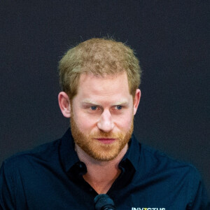 Le prince Harry se déplace à La Haye quelques jours après la naissance de son premier enfant Archie pour une conférence pour la prochaine compétition Invictus Games qui se déroulera aux Pays-Bas. Il a été reçu par la princesse Margriet des Pays-Bas. Invictus Games est une compétition multisports pour les soldats et vétérans de guerre blessés et handicapés, s'inspirant des jeux paralympiques, ils tirent leur nom du poème Invictus de William Ernest Henley ; le slogan, I AM, renvoie d'ailleurs aux deux derniers vers du poème. La Haye, le 9 mai 2019.