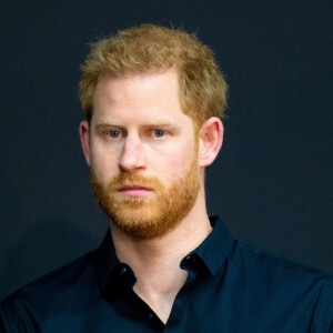 Le prince Harry se déplace à La Haye quelques jours après la naissance de son premier enfant Archie pour une conférence pour la prochaine compétition Invictus Games qui se déroulera aux Pays-Bas. Il a été reçu par la princesse Margriet des Pays-Bas. Invictus Games est une compétition multisports pour les soldats et vétérans de guerre blessés et handicapés, s'inspirant des jeux paralympiques, ils tirent leur nom du poème Invictus de William Ernest Henley ; le slogan, I AM, renvoie d'ailleurs aux deux derniers vers du poème. La Haye, le 9 mai 2019.