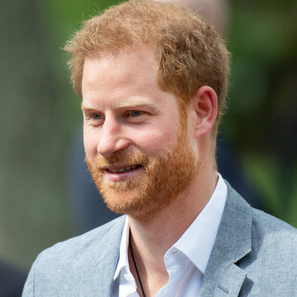 Le prince Harry se déplace à La Haye quelques jours après la naissance de son premier enfant Archie pour une conférence pour la prochaine compétition Invictus Games qui se déroulera aux Pays-Bas. Il a été reçu par la princesse Margriet des Pays-Bas. Invictus Games est une compétition multisports pour les soldats et vétérans de guerre blessés et handicapés, s'inspirant des jeux paralympiques, ils tirent leur nom du poème Invictus de William Ernest Henley ; le slogan, I AM, renvoie d'ailleurs aux deux derniers vers du poème. La Haye, le 9 mai 2019.