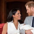 Le prince Harry et Meghan Markle, duc et duchesse de Sussex, présentent leur fils Archie Harrison Mountbatten-Windsor dans le hall St George au château de Windsor le 8 mai 2019.