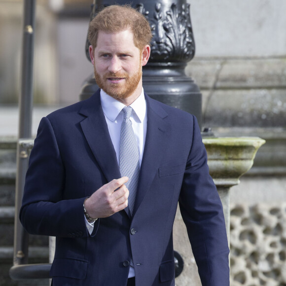 Le prince Harry, duc de Sussex, rencontre des jeunes joueurs de rugby dans les jardins du palais de Buckhingam à Londres le 16 janvier 2020.