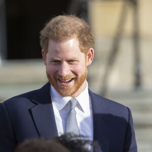 Le prince Harry, duc de Sussex, rencontre des jeunes joueurs de rugby dans les jardins du palais de Buckhingam à Londres le 16 janvier 2020.