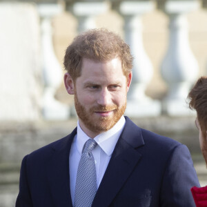 Le prince Harry, duc de Sussex, rencontre des jeunes joueurs de rugby dans les jardins du palais de Buckhingam à Londres le 16 janvier 2020.