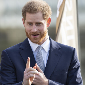 Le prince Harry, duc de Sussex, rencontre des jeunes joueurs de rugby dans les jardins du palais de Buckhingam à Londres le 16 janvier 2020.