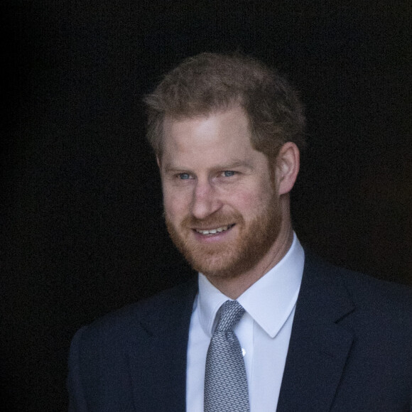 Le prince Harry, duc de Sussex, rencontre des jeunes joueurs de rugby dans les jardins du palais de Buckhingam à Londres le 16 janvier 2020.