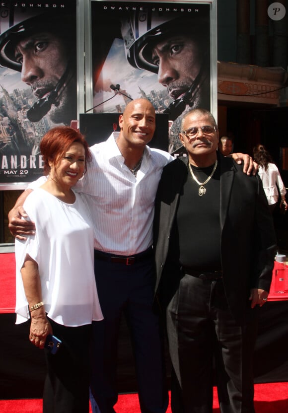 Dwayne Johnson pose avec sa mère Ata Johnson et son père Rocky Johnson - Dwayne Johnson laisse ses empreintes dans le ciment hollywoodien au TCL Chinese Theater à Hollywood, le 19 mai 2015.