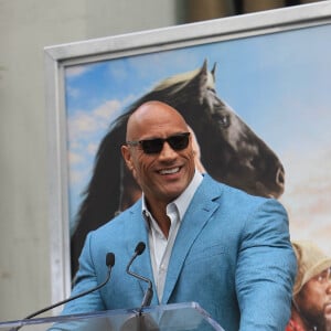 Dwayne Johnson (The Rock) - Kevin Hart laisse ses empreintes sur le ciment lors d'une cérémonie au Chinese Theatre à Hollywood le 10 décembre 2019.