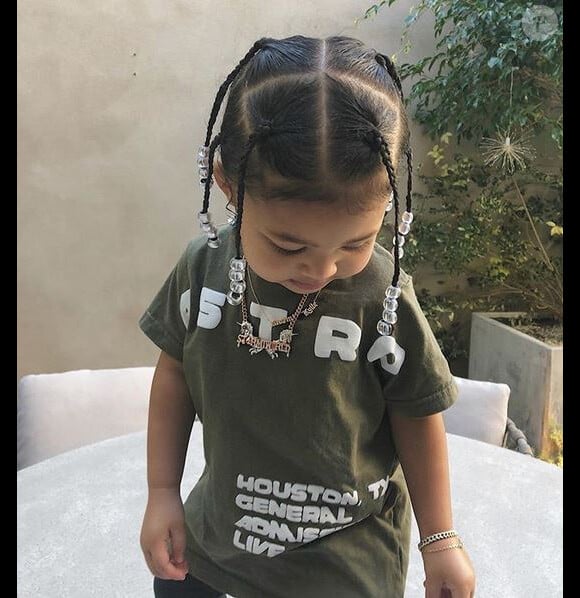 Stormi Webster, la fille de Kylie Jenner et Travis Scott, est coiffée comme son père. Novembre 2019.
