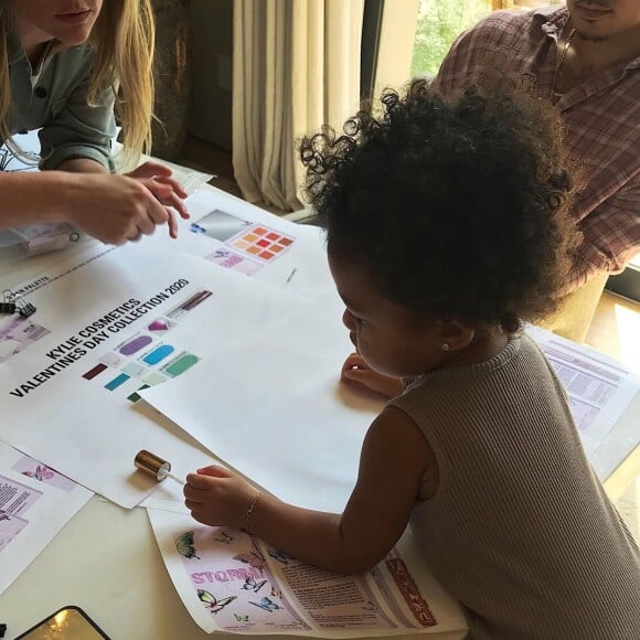 Stormi choisit les futures couleurs de la gamme de maquillage de Kylie Jenner (2 janvier 2020).