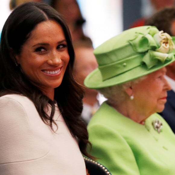 Meghan Markle, duchesse de Sussex, avec la reine Elizabeth II le 14 juin 2019 lors d'une journée d'engagements officiels dans le Cheshire.