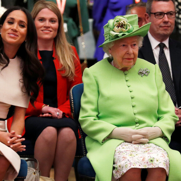 Meghan Markle, duchesse de Sussex, avec la reine Elizabeth II le 14 juin 2019 lors d'une journée d'engagements officiels dans le Cheshire.