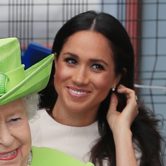 Meghan Markle, duchesse de Sussex, avec la reine Elizabeth II le 14 juin 2019 lors d'une journée d'engagements officiels dans le Cheshire.