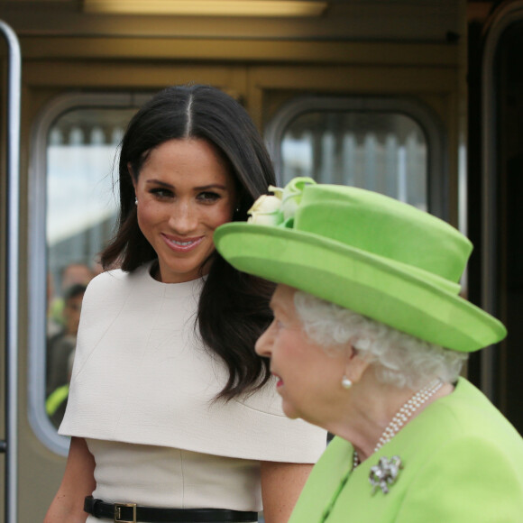 Meghan Markle, duchesse de Sussex, avec la reine Elizabeth II le 14 juin 2019 lors d'une journée d'engagements officiels dans le Cheshire.