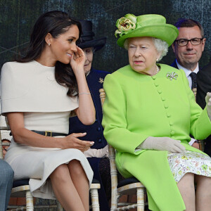 Meghan Markle, duchesse de Sussex, avec la reine Elizabeth II le 14 juin 2019 lors d'une journée d'engagements officiels dans le Cheshire.