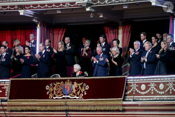 La reine Elizabeth II et la famille royale britannique le 9 novembre 2019 au Royal Albert Hall pour le Royal British Legion Festival of Remembrance.