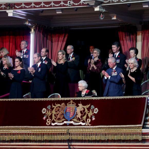La reine Elizabeth II et la famille royale britannique le 9 novembre 2019 au Royal Albert Hall pour le Royal British Legion Festival of Remembrance.