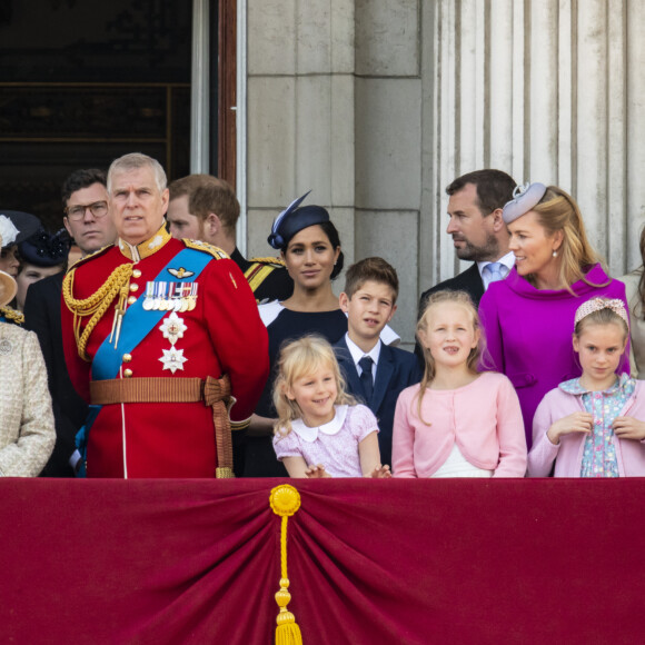 Le prince Harry et Meghan Markle, duc et duchesse de Sussex, en arrière-plan au balcon du palais de Buckingham lors de la parade Trooping the Colour 2019, célébrant le 93ème anniversaire de la reine Elizabeth II à Londres, le 8 juin 2019.