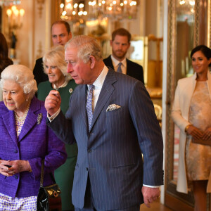 Le prince Harry et Meghan Markle, duc et duchesse de Sussex, avec le prince William et Kate Middleton, duc et duchesse de Cambridge, accompagnant la reine Elizabeth II et le prince Charles lors d'une réception pour les 50 ans de l'investiture du prince de Galles au palais Buckingham à Londres le 5 mars 2019.