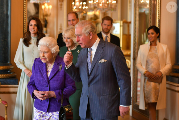 Le prince Harry et Meghan Markle, duc et duchesse de Sussex, avec le prince William et Kate Middleton, duc et duchesse de Cambridge, accompagnant la reine Elizabeth II et le prince Charles lors d'une réception pour les 50 ans de l'investiture du prince de Galles au palais Buckingham à Londres le 5 mars 2019.