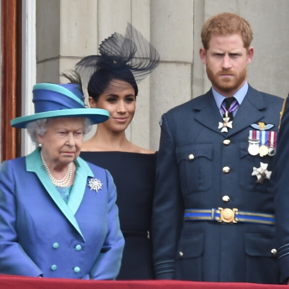 Le prince Harry et Meghan Markle, duc et duchesse de Sussex, avec la reine Elizabeth II au balcon du palais de Buckingham le 10 juillet 2018 lors d'une parade pour le centenaire de la RAF.