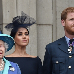 Le prince Harry et Meghan Markle, duc et duchesse de Sussex, avec la reine Elizabeth II au balcon du palais de Buckingham le 10 juillet 2018 lors d'une parade pour le centenaire de la RAF.