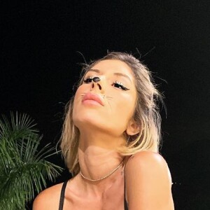 Sarah Lopez pose en petite robe près d'une piscine sur Instagram, le 3 novembre 2019