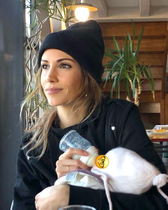 Alexandra Rosenfeld donne le biberon à sa fille Jim postée sur Instagram, le 12 janvier 2020