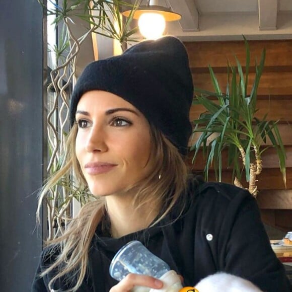 Alexandra Rosenfeld donne le biberon à sa fille Jim postée sur Instagram, le 12 janvier 2020