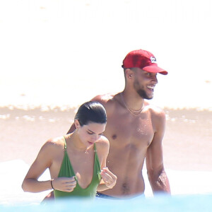 Kendall Jenner et son compagnon Ben Simmons - Exclusif - Les soeurs Kardashian passent la journée à la plage en compagnie de leurs compagnons et leurs amis à Puerto Vallarta au Mexique. Khloe a retrouvé sa taille de guèpe seulement 4 mois après la naissance de sa fille True... Le 15 août 2018