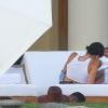 Exclusif - Kendall Jenner et son compagnon Ben Simmons discutent et se taquinent en vacances à Puerto Vallarta au Mexique. Pendant ce temps, K. Kardashian et son compagnon T. Thompson profitent de la piscine. Kendall aperçoit les photographes et leur fait un doigt d'honneur. Le 12 août 2018