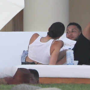 Exclusif - Kendall Jenner et son compagnon Ben Simmons discutent et se taquinent en vacances à Puerto Vallarta au Mexique. Pendant ce temps, K. Kardashian et son compagnon T. Thompson profitent de la piscine. Kendall aperçoit les photographes et leur fait un doigt d'honneur. Le 12 août 2018