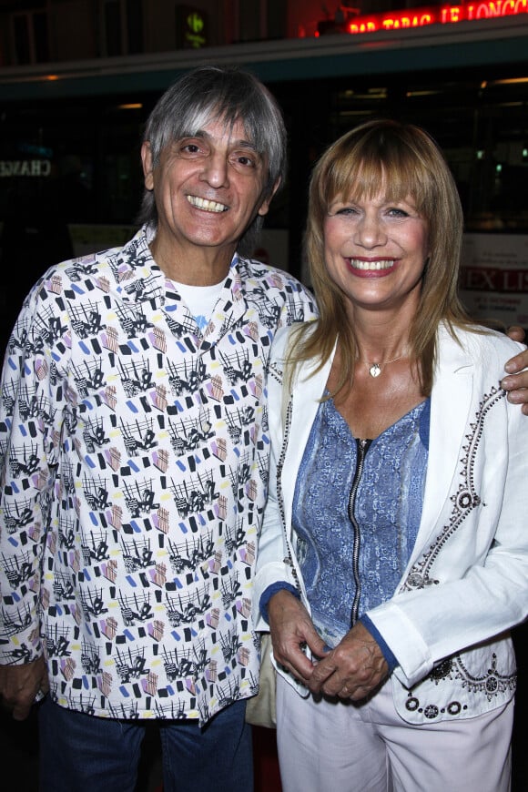 Archives - Mario d'Alba et sa femme la chanteuse Stone lors de la conférence de presse de la chaîne de télévision Melody à Paris, le 27 septembre 2011.