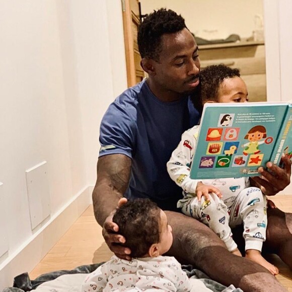 Fulgence Ouedraogi, le compagnon d'Ariane Brodier, lit une histoire à ses enfants, novembre 2019