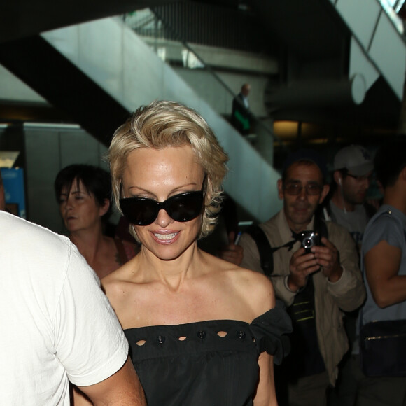 Pamela Anderson arrive avec son mari Rick Salomon à l'aéroport de Nice pour le festival de Cannes.