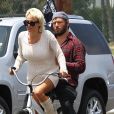 Pamela Anderson  fait du vélo avec son mari Rick Salomon à Malibu, le 8 juin 2014. 