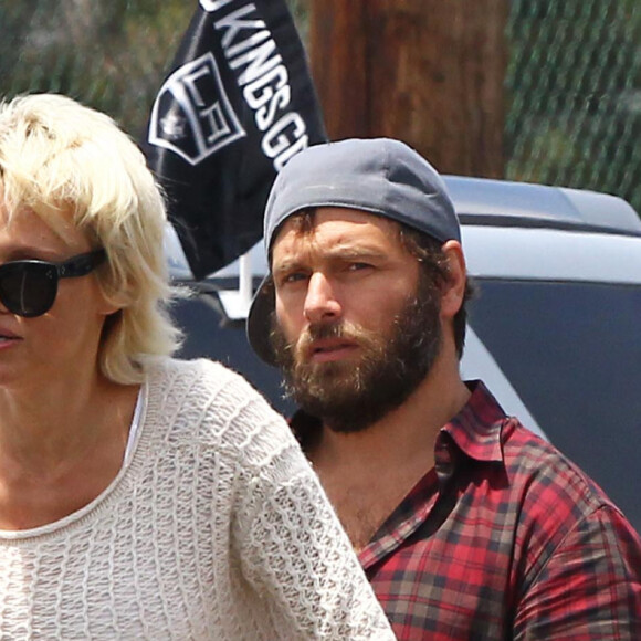 Pamela Anderson fait du vélo avec son mari Rick Salomon à Malibu, le 8 juin 2014.