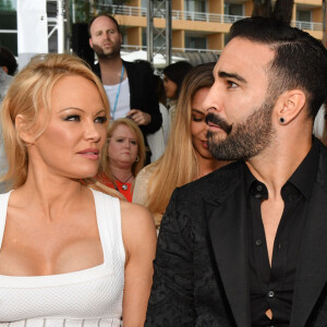 Pamela Anderson et Adil Rami lors de la soirée Amber Lounge Monaco 2019 au profit de la fondation de Jackie Stewart "Race Against Dementia" à l'hôtel Méridien Beach Plaza à Monaco, le 24 mai 2019