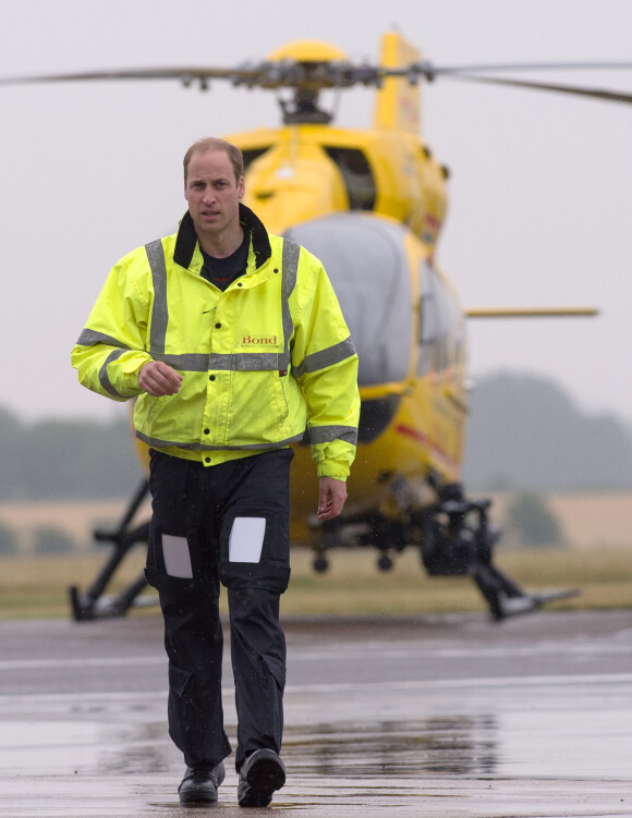 Le prince William, duc de Cambridge, lors de son premier jour en tant que pilote d'hélicoptère-ambulance au sein de l'organisme caritatif East Anglian Air Ambulance (EAAA) à l'aéroport de Cambridge, le 13 juillet 2015.