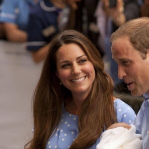 Le prince William et Kate Middleton, duchesse de Cambridge quittent l'hopital St-Mary avec leur fils George de Cambridge a Londres le 23 juillet 2013.