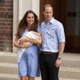 Le prince William et Kate Middleton, duchesse de Cambridge quittent l'hopital St-Mary avec leur fils George de Cambridge a Londres le 23 juillet 2013.