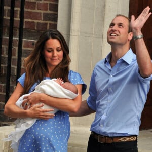 Le prince William et Kate Middleton, duchesse de Cambridge quittent l'hopital St-Mary avec leur fils George de Cambridge a Londres le 23 juillet 2013.