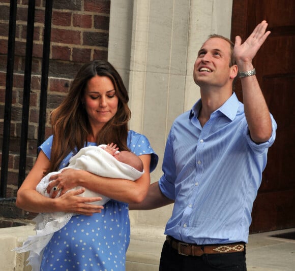 Le prince William et Kate Middleton, duchesse de Cambridge quittent l'hopital St-Mary avec leur fils George de Cambridge a Londres le 23 juillet 2013.