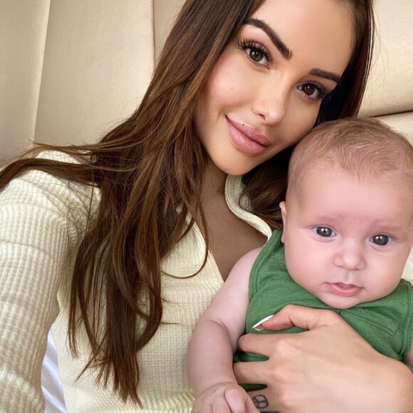 Nabilla Benattia avec son fils Milann, le 5 janvier 2020