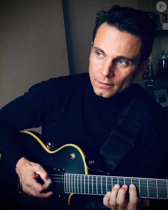 Allan Theo à la guitare, sur Instagram, janvier 2020.