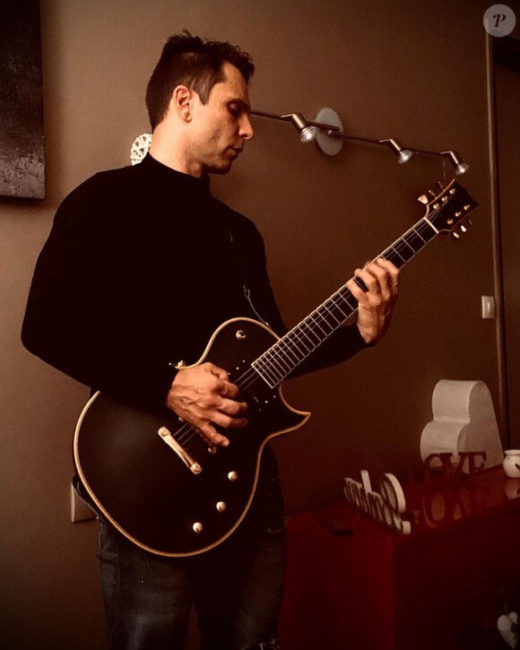 Allan Theo joue de la guitare sur Instagram, janvier 2020.